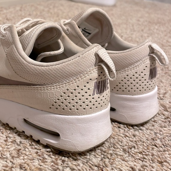 Air max Thea beige Nike sneakers
Good used condition
Size 6 - Picture 3 of 5